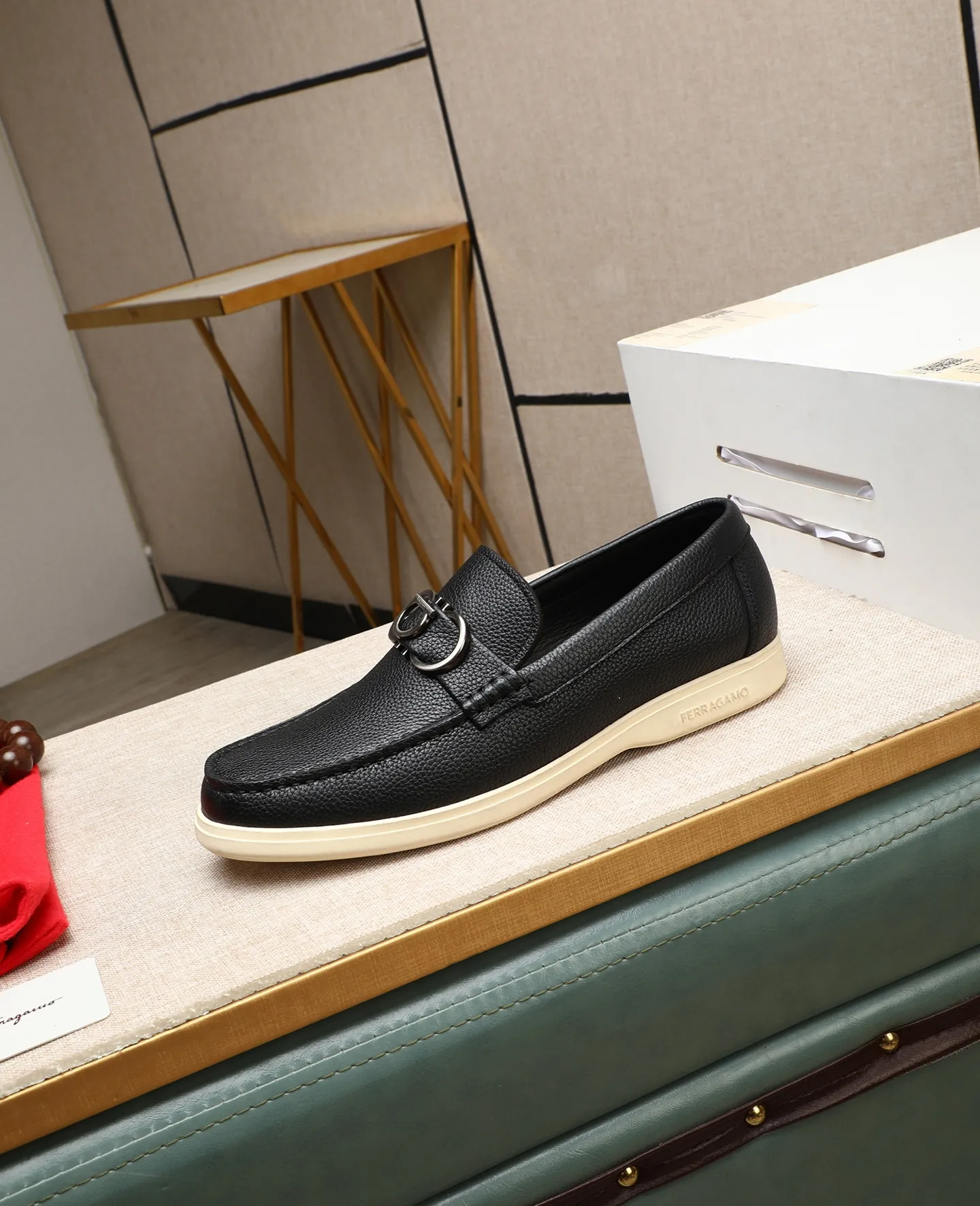 Men's shoes 💰580 📛📛(water-dyed cow lining) Salvatore Ferragamo high-end (Salvatore Ferragamo) is the top international luxury footwear brand. It comes from the fashion kingdom of Italy. It is famous all over the world for its traditional handmade design and novel styles... 🚶🏻🚶🏻New suit shoes are available simultaneously at the counter. This style is purely handmade. The fabric is imported Italian calfskin➕Soft water-dyed cowhide lining. Original authentic outsole🌀🌀Size: 38➖44 (45 46 customized)